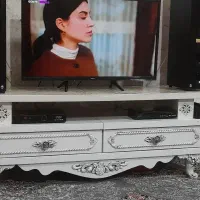 میزتلوزیون وساعت ایستاده