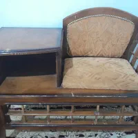 میز تلفن چوبی.