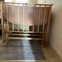 تخت کنار مادر