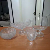 تعدادی ظروف بلوری