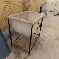 وان پلاستیکی با پایه فلزی