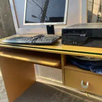 کامپیوتر و‌ میز