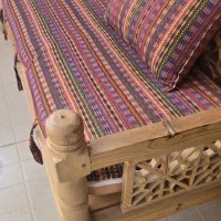 تخت سنتی  سالم وتمیز تمام چوب +میز