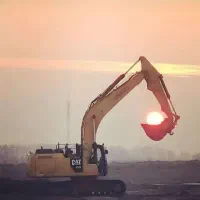 راننده بیل مکانیکی زنجیری لاستیکی