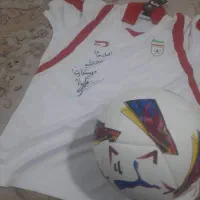 پیراهن ورزشی و توپ با امضای اسطوره فوتبال