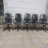 صندلی اداری وکامپیوتر