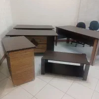 تعدادی میز وصندلی و مبل سه نفره اداری