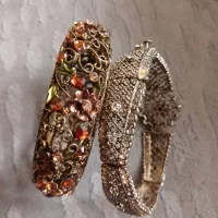 تعدادی دستبند و چند تکه برنجی|بدلیجات|بروجن, |دیوار