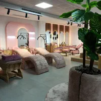 ناخن کار و اکستنشن کار مژه