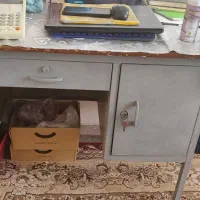 میز تحریر فلزی در حد نوتازه رنگ شده رویه چوبی ضخیم