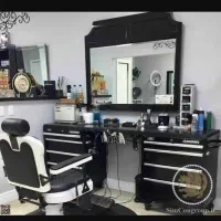 نیازمند آرایشگر - قیچی زن - در محل پر رفت و آمد