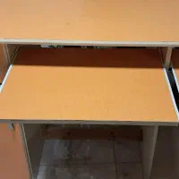 میز تحریر و کامپیوتر