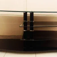 میز تلویزیون شیشه ای بسیار تمیز و شیک