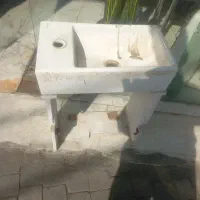 روشویی سالم پایه ها خراب کاسه کمی کثیف