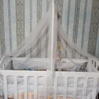 تخت  کنار مادر