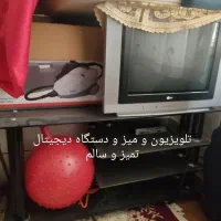 تلویزیون و میز و دستگاه دیجیتال سالم در حد نو