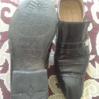 کفش|کیف، کفش، کمربند|بومهن, |دیوار