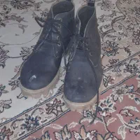 سه عدد پوتین|کیف، کفش، کمربند|میانه, |دیوار