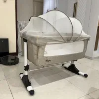 تخت کنار مادر زویه، گهواره شو در حد نو
