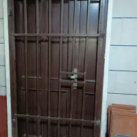 درب ورودی آپارتمان همراه با حفاظ اهنی