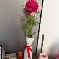 گل رز سه شاخه با گلدان