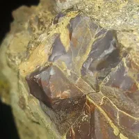 سنگ باارزش روی سنگ