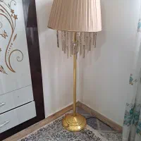 آباژور ( کنار سالنی) ایستاده