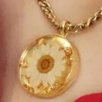 گردنبند و آویز گل بابونه همراه با زنجیر