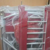 تخت کنار مادر رنگ قرمز