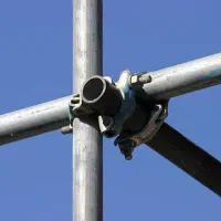 داربست جامانده در خیابان کارگر