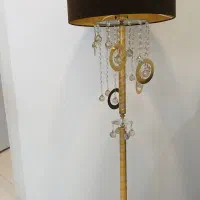 آباژور ایستاده کنار سالنی