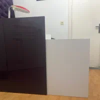 یک عدد میز منشی و کتابخانه و کمد در حد نو