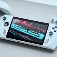 ASUS ROG Ally Z1 Extreme با لوازم جانبی