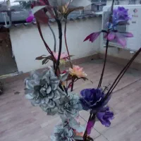 گل وگلدان.