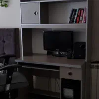میز مطالعه و کتابخانه‌دار جادار