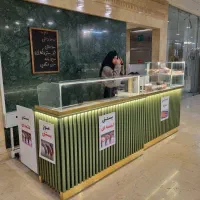 همکار خانم یا آقا، باریستا یا کار آموز