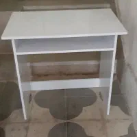 میز تحریر و کتابخانه