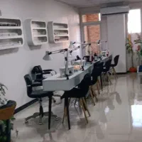 استخدام ناخنکار مژه کار وتمانی لاین های ارایشی