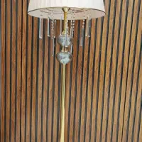 آباژور کنار سالنی فلزی|چراغ خواب و آباژور|هشتگرد, شهرک ولیعصر (مصلی)|دیوار