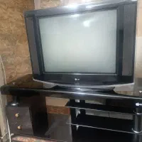 تلوزیون 32اینچ  به همراه میز تلوزیون