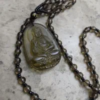 گردنبند قدیمی بامجسمه بزرگ یشم