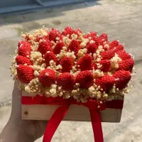 باکس دسته گل و جار توتفرنگی شمعی