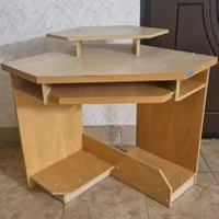 میز کامپیوتر مثلثی( مناسب گوشه اتاق(
