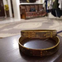 دو النگوی یک شکل، یک النگوی طرح هندی و یک دستبند