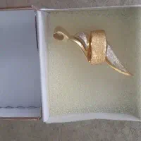 مقداری طلا همراه با فاکتور