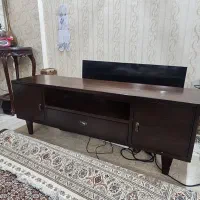 میز تلویزیون چوبی و مبل چرم قهوه ای