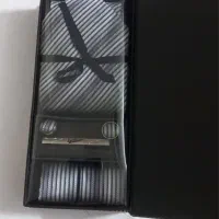 ست کراوات وسر دگمه وگیره ودستمال جیب