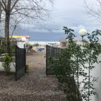 ویلا اجاره دو‌خوابه ساحلی ویو‌مستقیم به دریاپلاک ۱