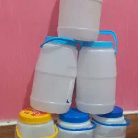 دبه ماست تمیز. و ظرف یک‌بار مصرف