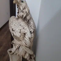 پایه گچی به همراه مجسمه عقاب|مجسمه، تندیس، ماکت|رشت, دیلمان|دیوار